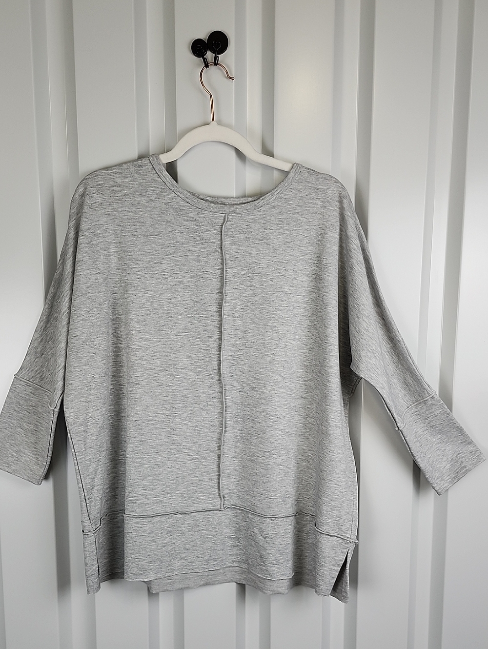 SPANX Womens Perfect Length Top Light Gray Pullover Sz Medium Lounge 50171R